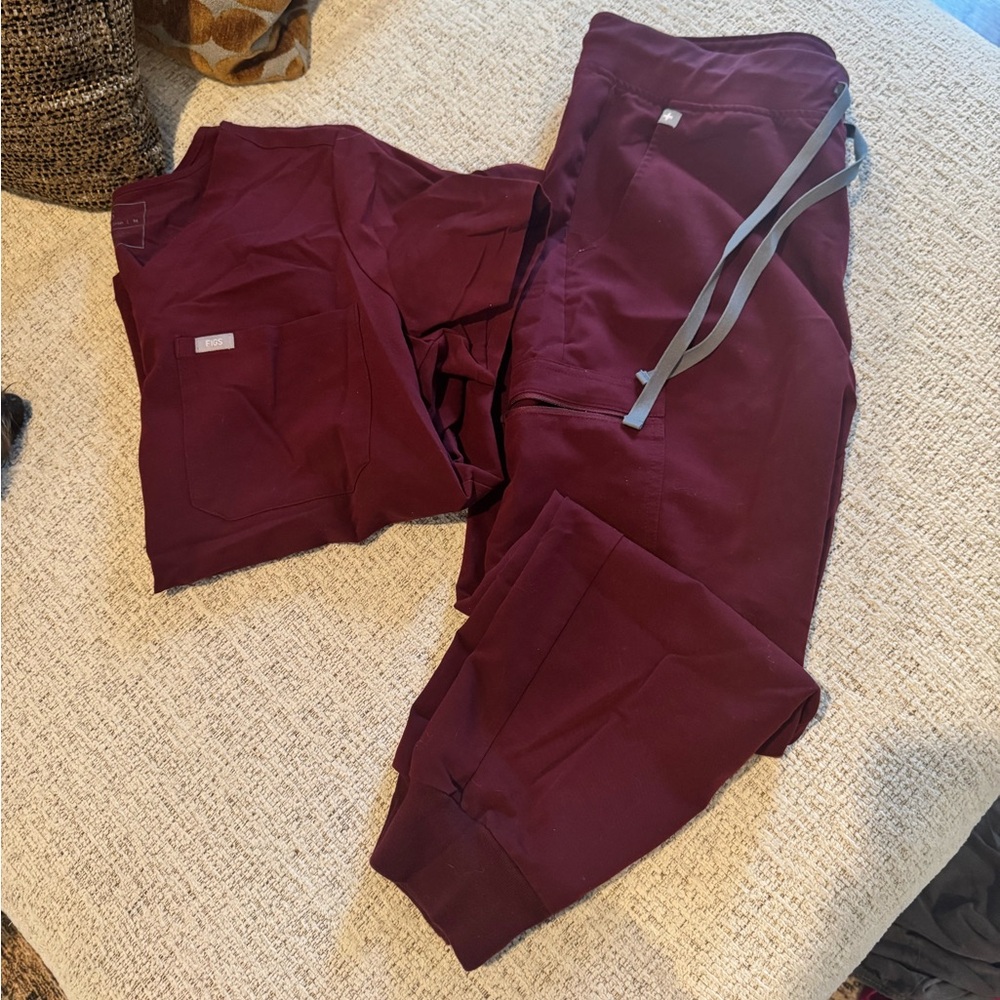 Figs Women’s Burgundy Scrub Set- M/MP